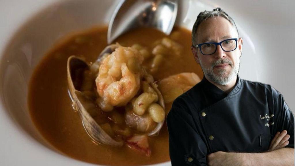 Ángel Blas junto al guiso de verdinas con marisco.