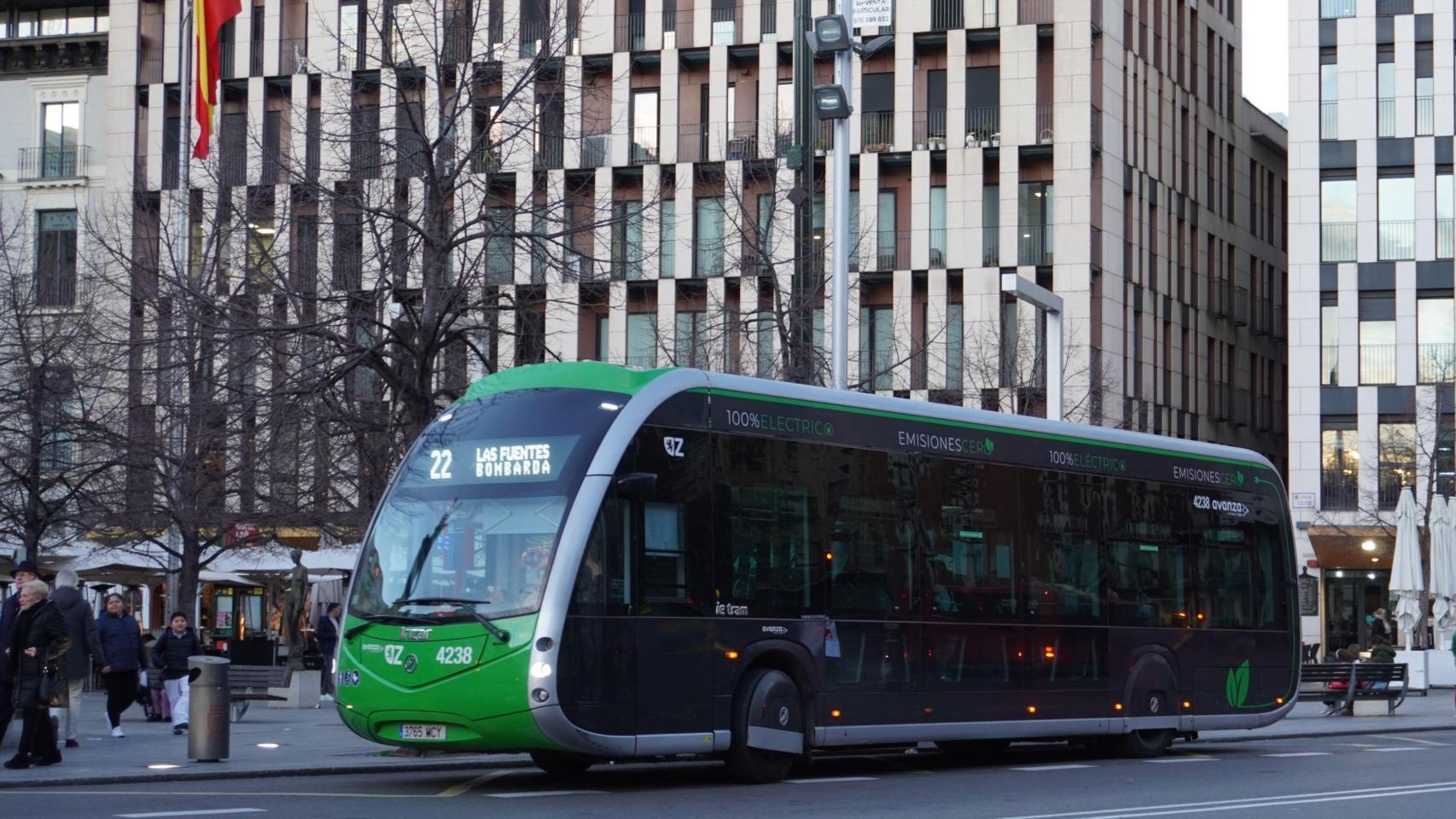 Autobus en Plaza de España (Zaragoza)