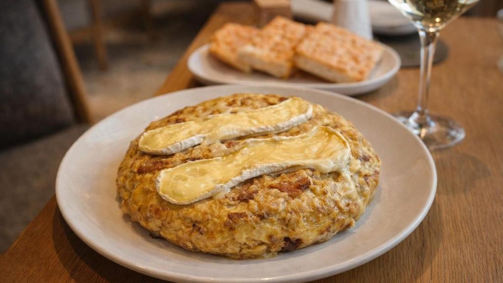 La tortilla de patatas “Tartiflette” con queso Reblochon y panceta pimentada.