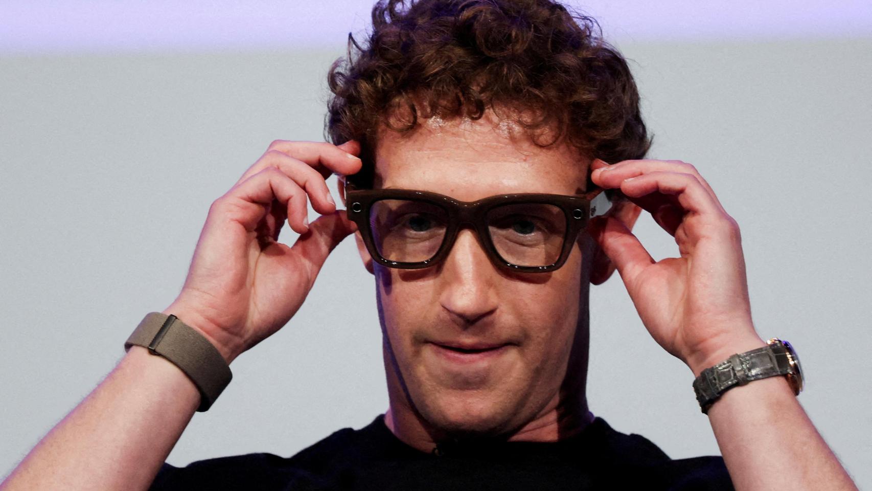 Mark Zuckerberg, CEO de Meta, usa las gafas Meta Ray-Ban Display mientras pronuncia un discurso de presentación de la nueva línea de gafas inteligentes en California el 17 de septiembre de 2025.