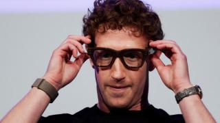 Mark Zuckerberg, CEO de Meta, usa las gafas Meta Ray-Ban Display mientras pronuncia un discurso de presentación de la nueva línea de gafas inteligentes en California el 17 de septiembre de 2025.