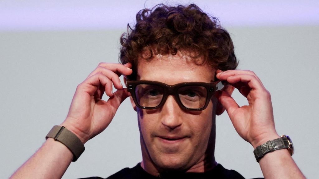 Mark Zuckerberg, CEO de Meta, usa las gafas Meta Ray-Ban Display mientras pronuncia un discurso de presentación de la nueva línea de gafas inteligentes en California el 17 de septiembre de 2025.