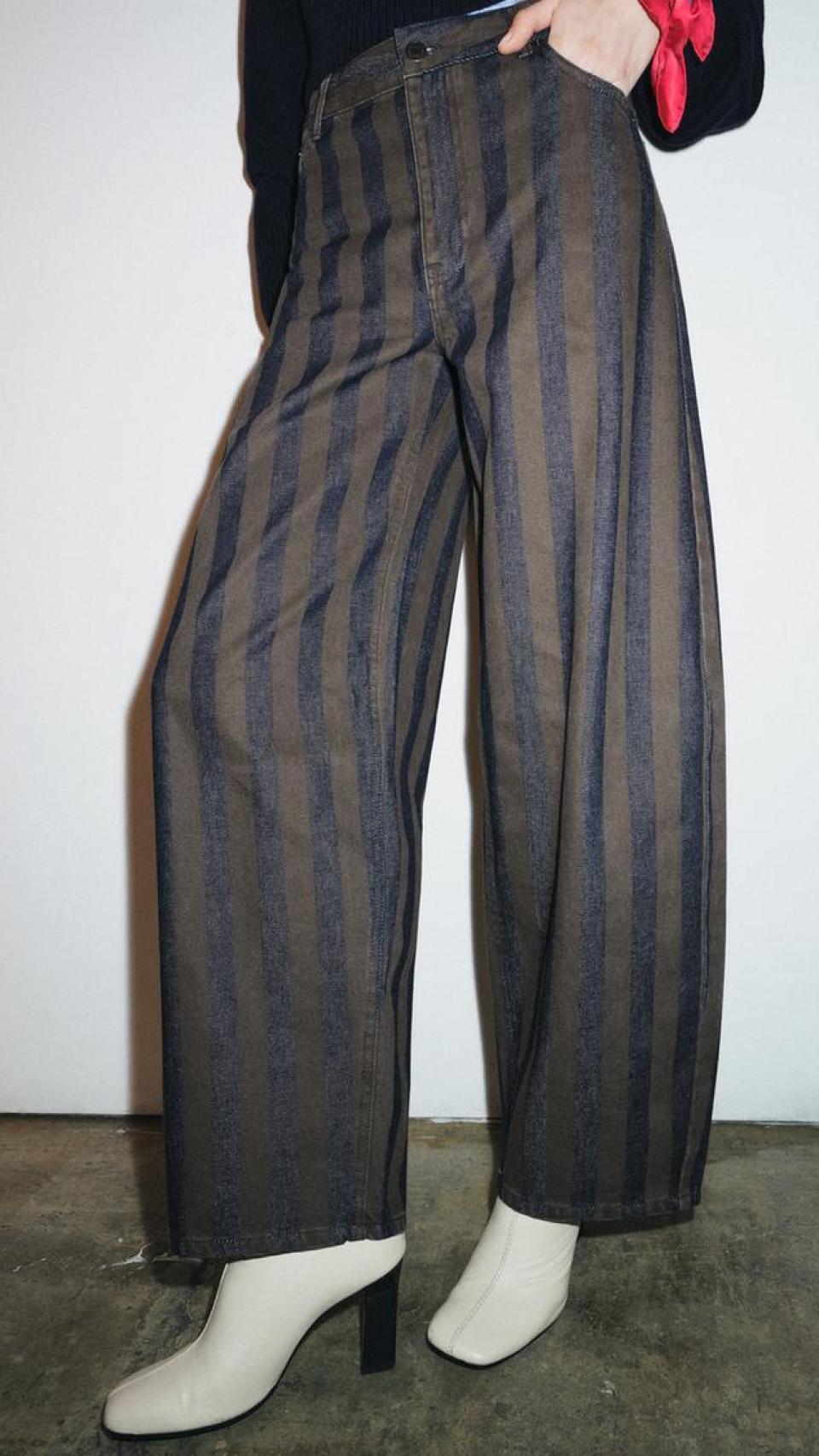 Pantalones barrel de Zara.