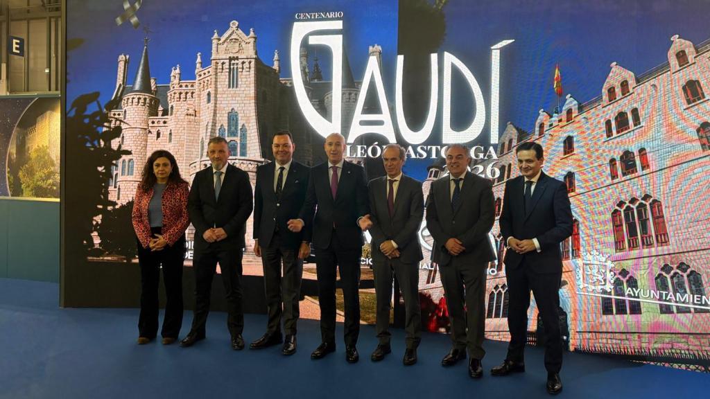 El alcalde de León, José Antonio Diez, y el regidor de Astorga, José Luis Nieto, durante la presentación del Año Gaudí, este miércoles en Fitur