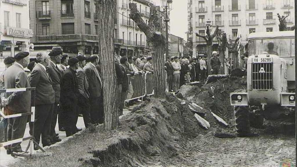 Un grupo de vallisoletanos observa las obras del aparcamiento subterráneo de la Plaza Mayor, en 1971