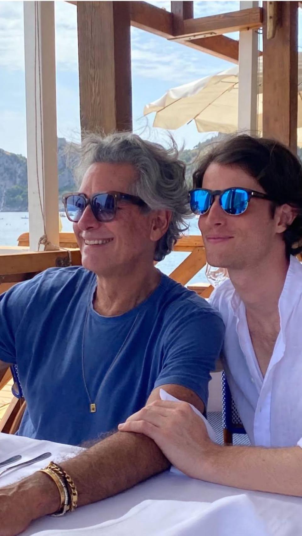 Anthony Souza, con su padre, Carlos Souza, en las redes sociales.