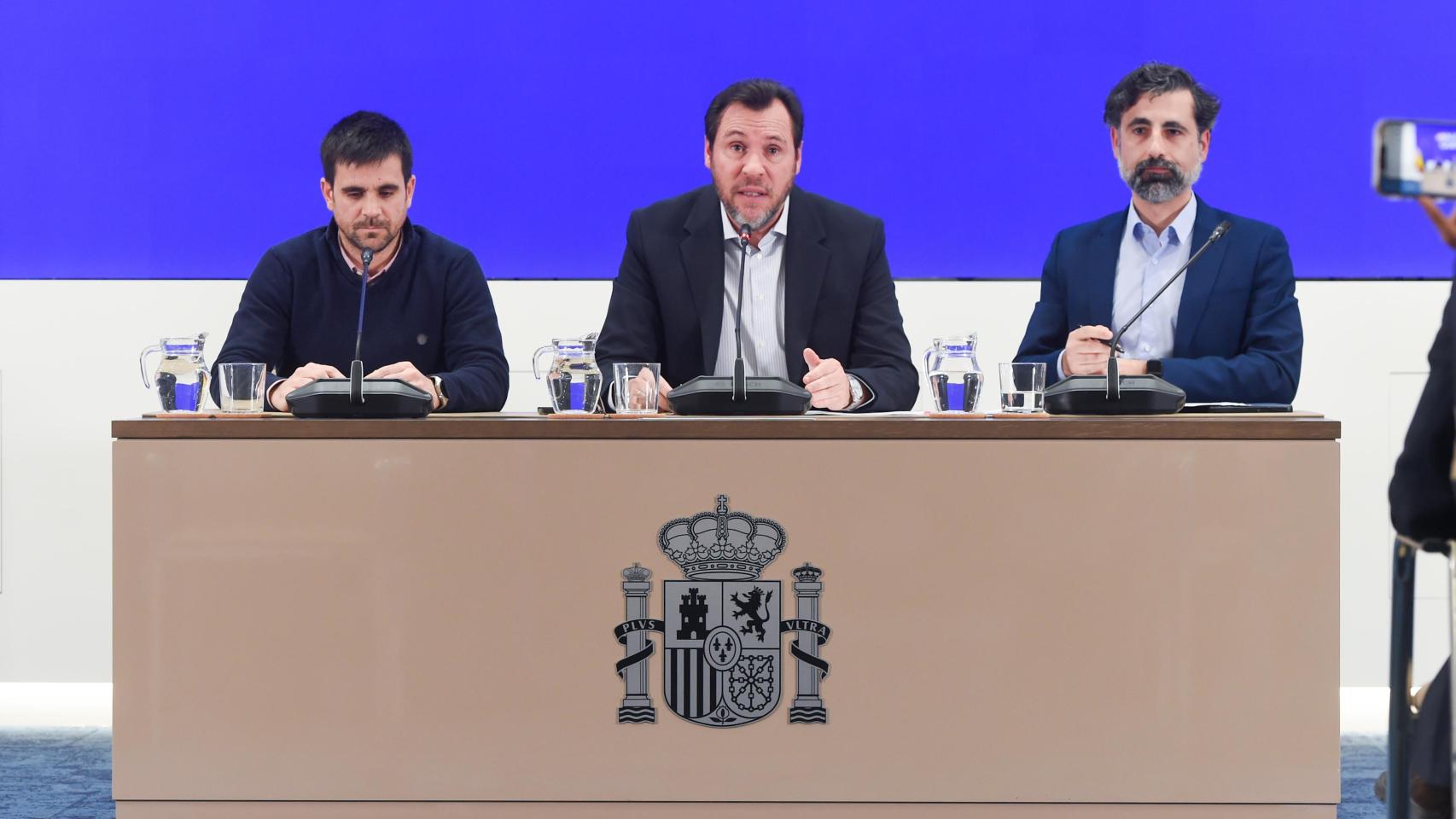 El ministro de Transportes, Óscar Puente, el director de Tráfico de Adif, Ángel García de la Bandera y el director de Operaciones de Renfe, José Alfonso Gálvez en la rueda de prensa para explicar el accidente de tren en Adamuz (Córdoba).