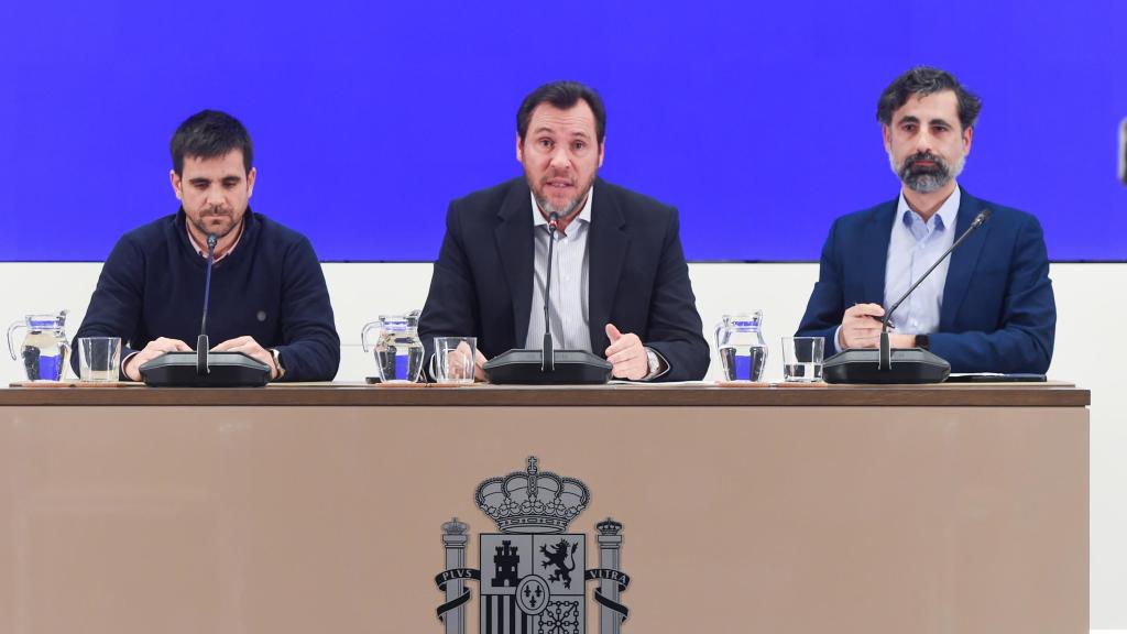 El ministro de Transportes, Óscar Puente, el director de Tráfico de Adif, Ángel García de la Bandera y el director de Operaciones de Renfe, José Alfonso Gálvez en la rueda de prensa para explicar el accidente de tren en Adamuz (Córdoba).