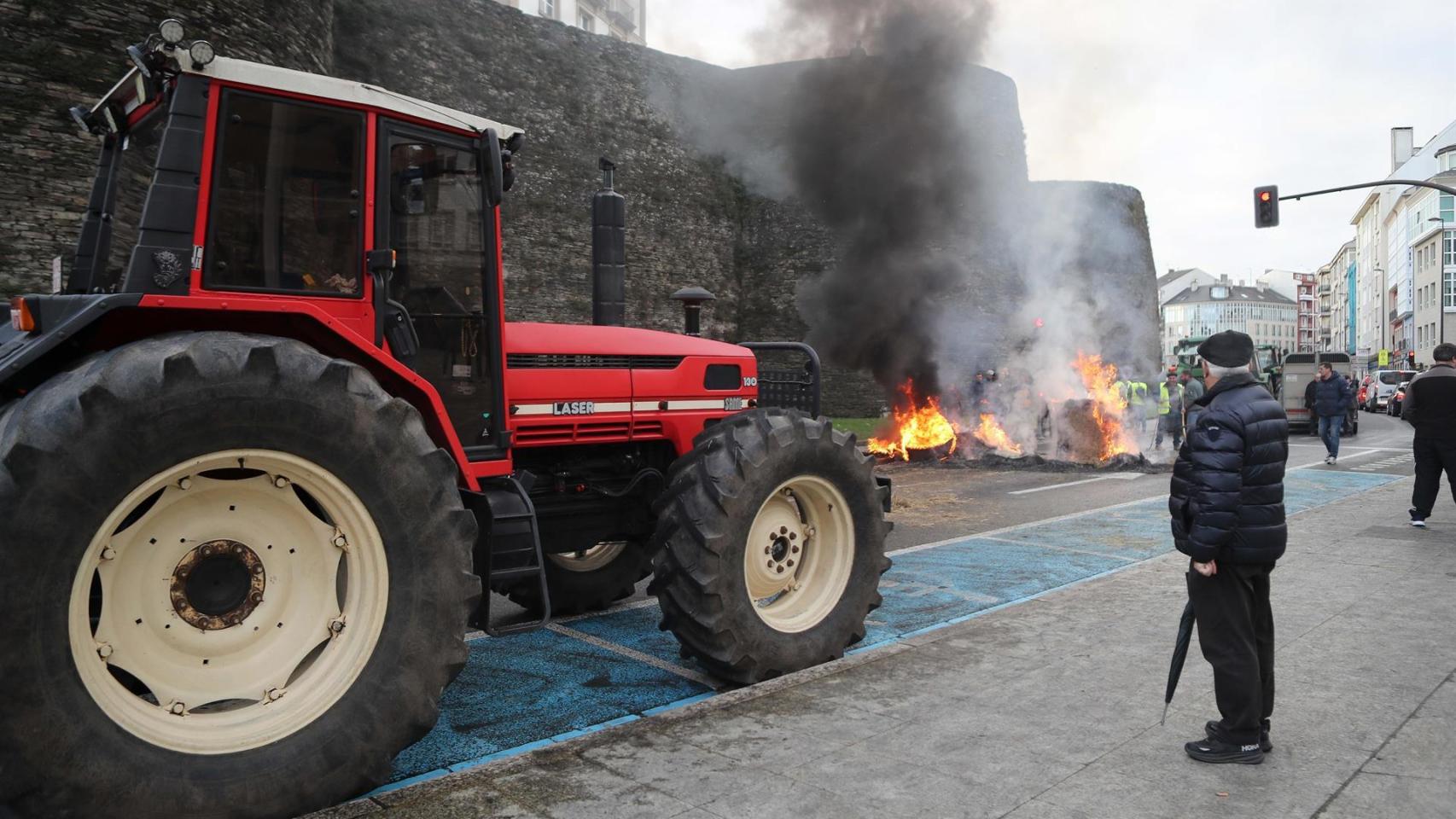 Hoguera de manifestantes de la tractorada que rodea la Muralla de Lugo, frente a la Delegación de la Xunta de Galicia en Lugo.