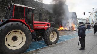 Hoguera de manifestantes de la tractorada que rodea la Muralla de Lugo, frente a la Delegación de la Xunta de Galicia en Lugo.