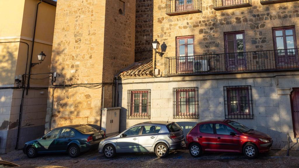 Varios vehículos aparcados en la plaza toledana de San Cristóbal.