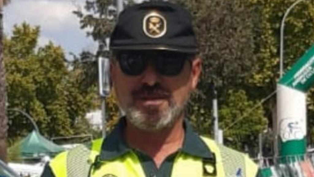 El cabo Francisco Montes de la Agrupación de Tráfico de la Guardia Civil, junto a los restos de uno de los dos trenes siniestrados en Adamuz.