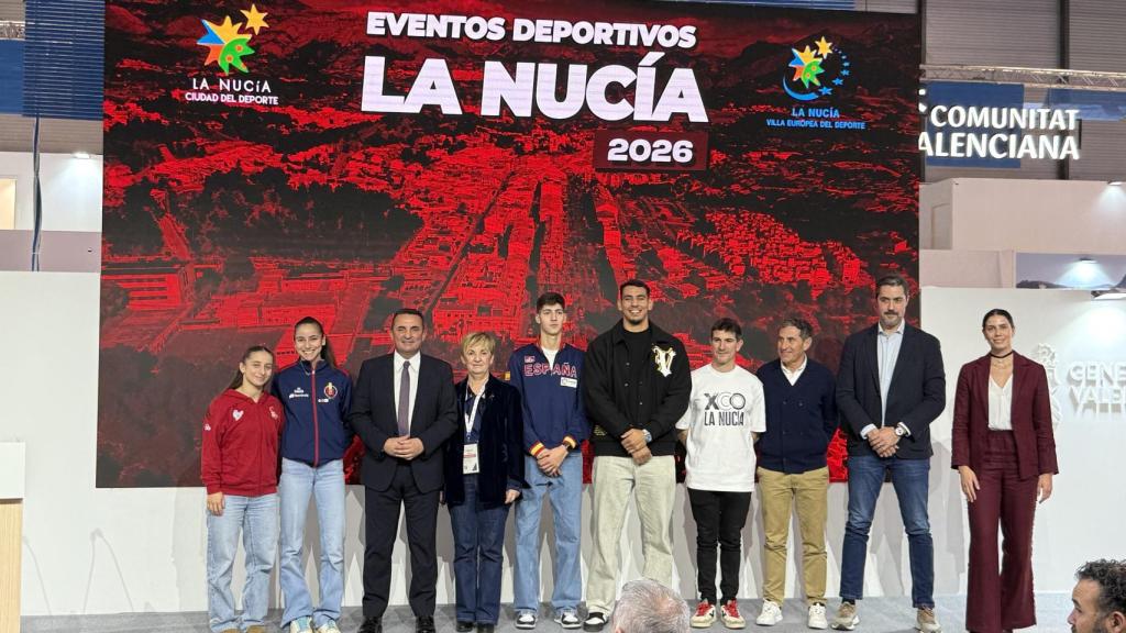 El alcalde y la consellera con los medallistas que han acudido al acto.