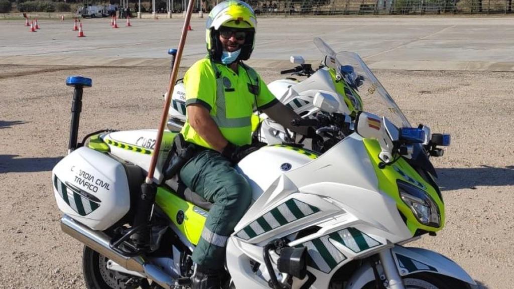 El cabo Montes conduciendo una moto de la Agrupación de Tráfico.