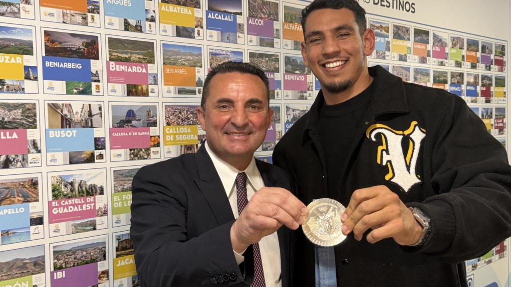 Bernabé Cano con  el boxeador Ayoub Ghadfa.