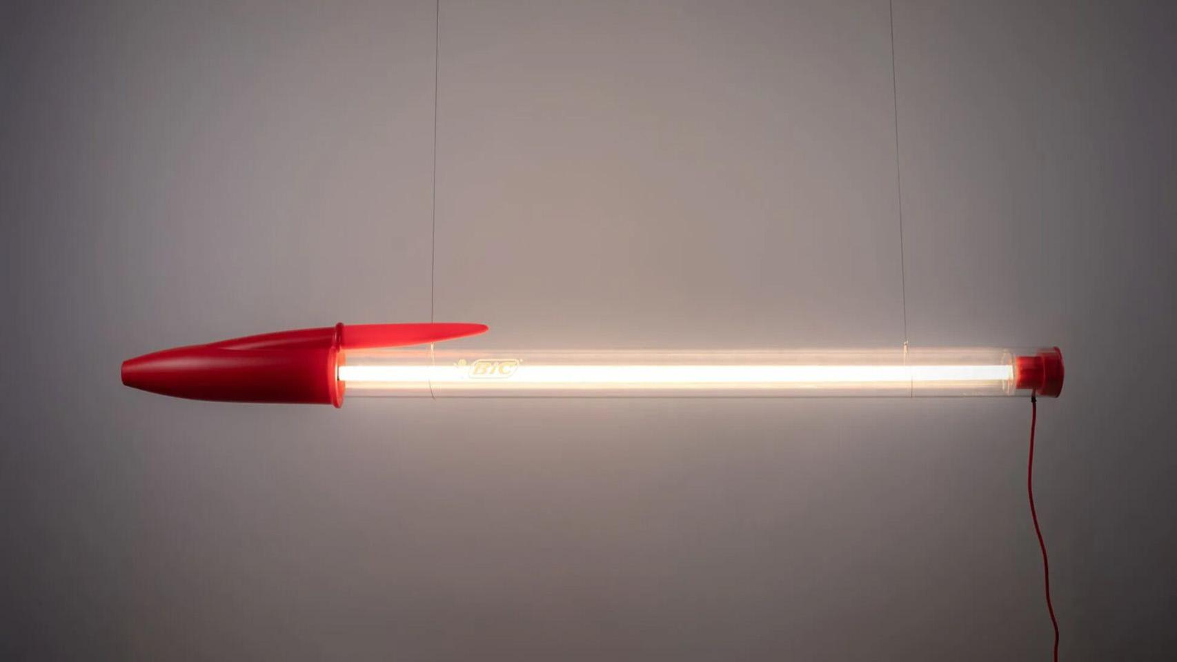 Lámpara de boli BIC.