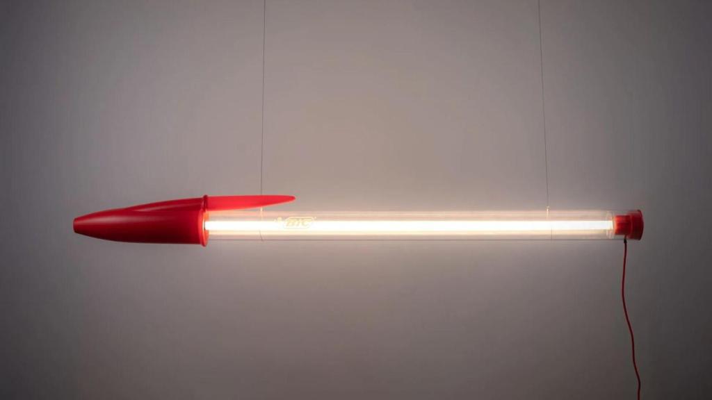 Lámpara de boli BIC.