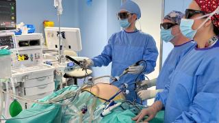Profesionales de Quirónsalud utilizando la laparoscopia 3D en una operación.