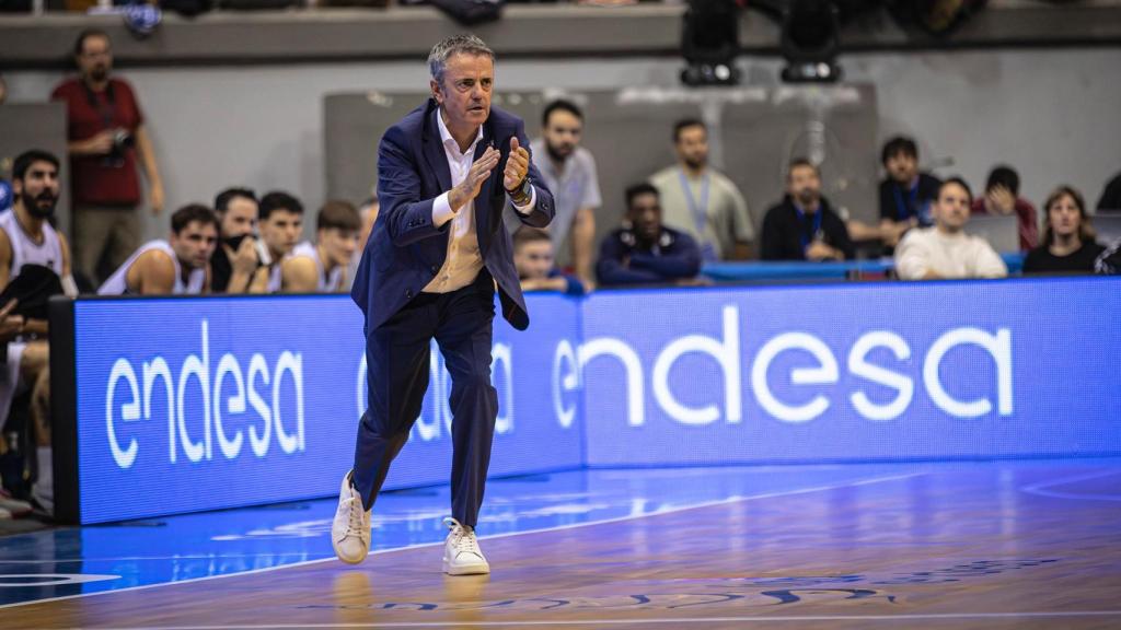 Porfi Fisac dando ánimos a los suyos.