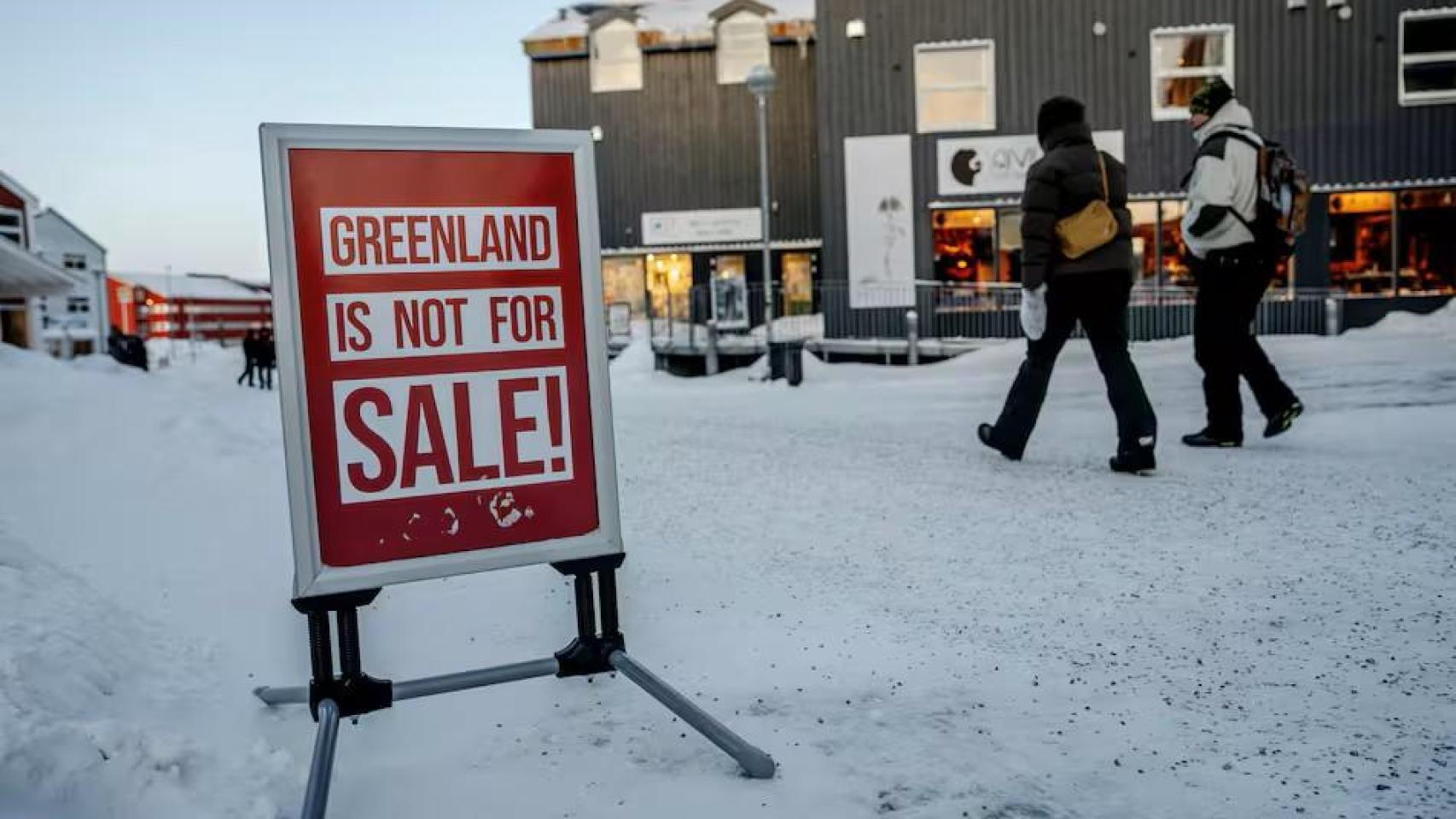 Carteles en Groenlandia contra la aspiración de Donald Trump de hacerse con el control de la isla ártica.