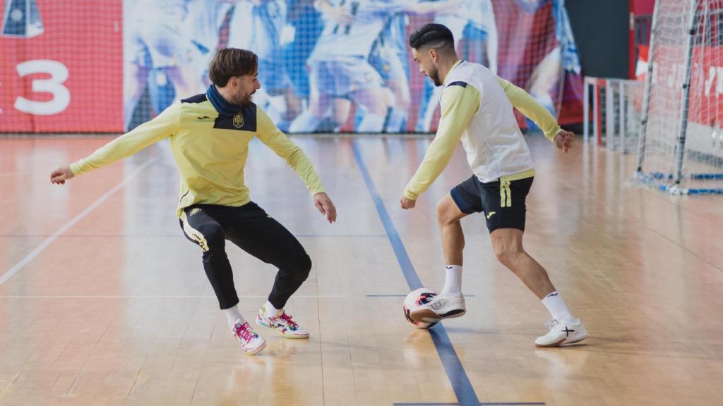Rivillos presiona durante el entrenamiento de la Selección de fútbol sala.