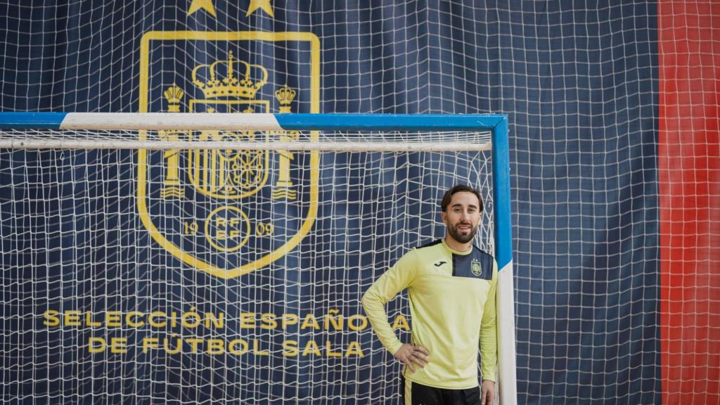 Mario Rivillos, junto a la portería en la Ciudad del Fútbol.