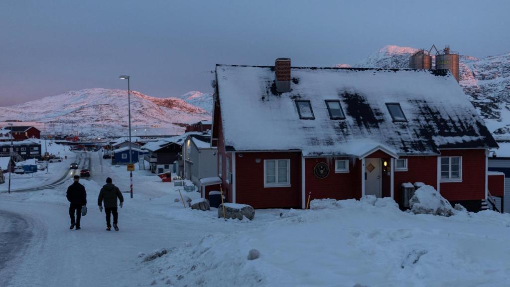 Dos personas caminan junto al Consulado de Estados Unidos en Nuuk, Groenlandia.