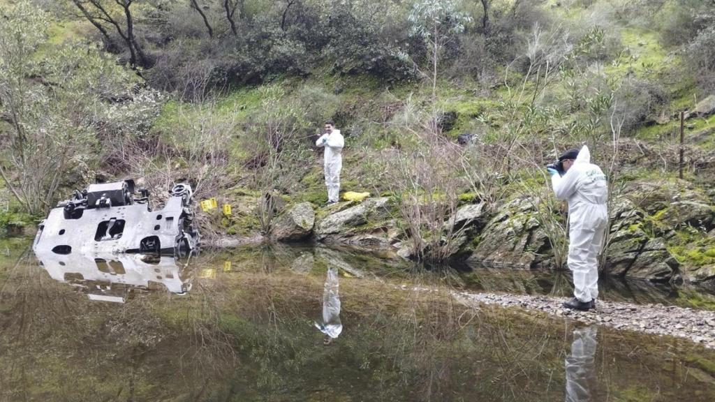La Guardia Civil investiga la pieza del eje de un tren encontrada cerca del lugar del accidente ferroviario de Adamuz del pasado domingo.