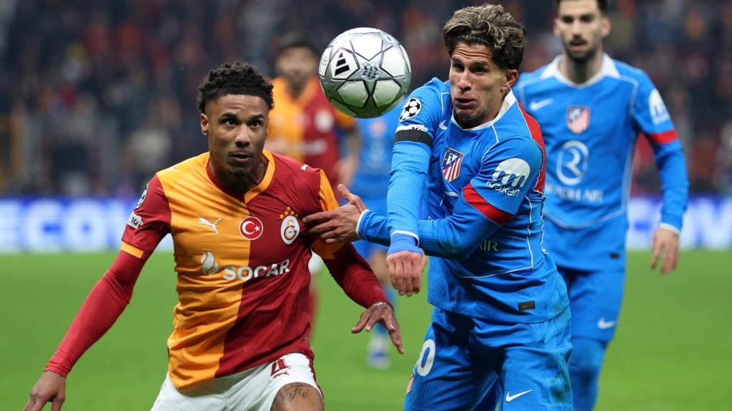 Giuliano Simeone, en la pelea por un balón.