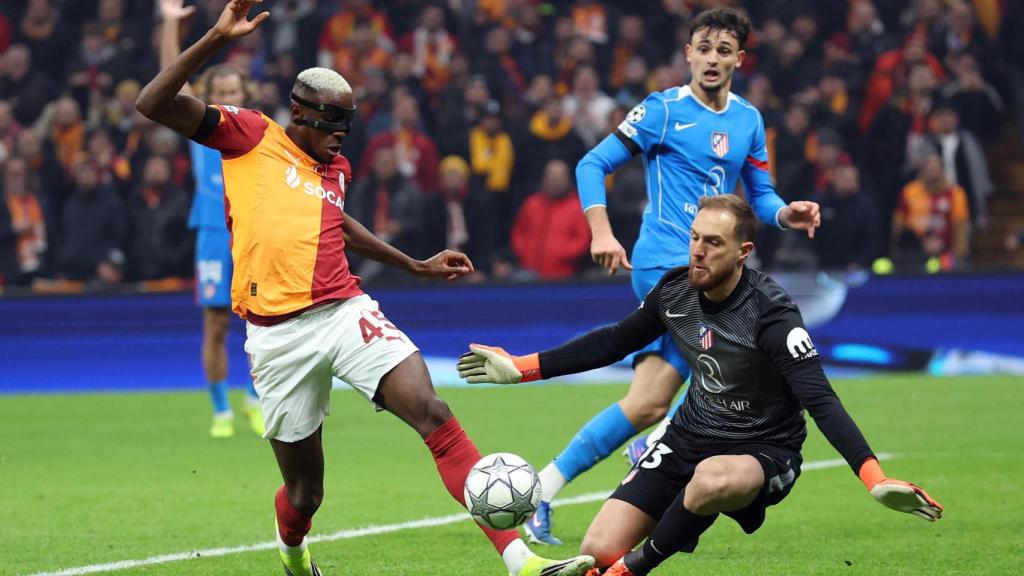 Osimhen, ante Oblak en el partido de Champions.