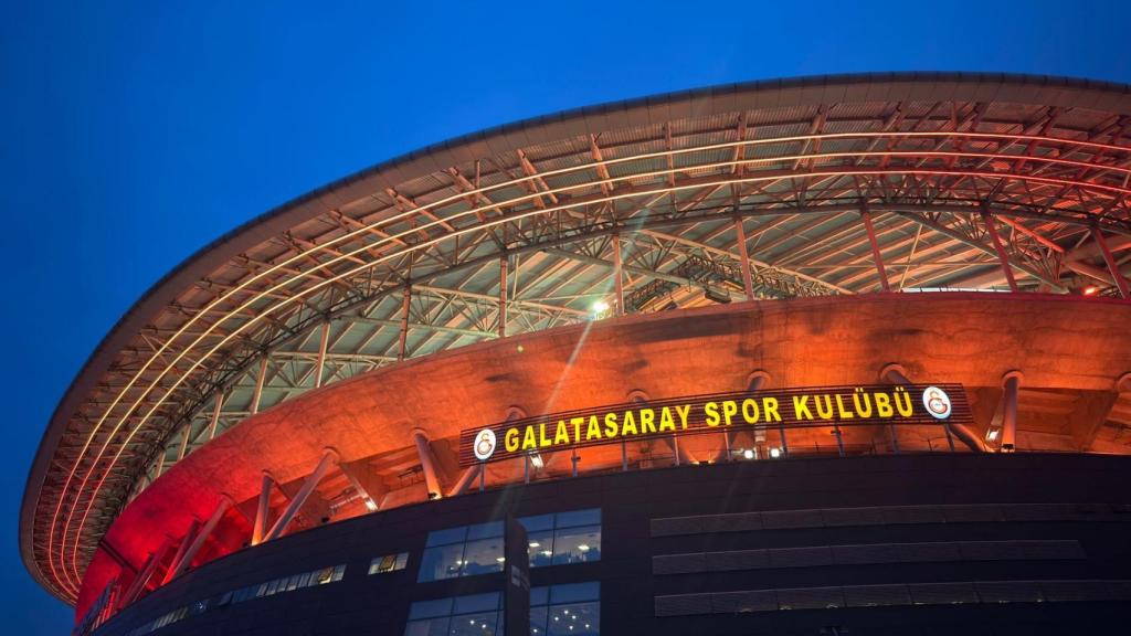 Vista nocturna del exterior del Rams Park, el estadio del Galatasaray, este miércoles