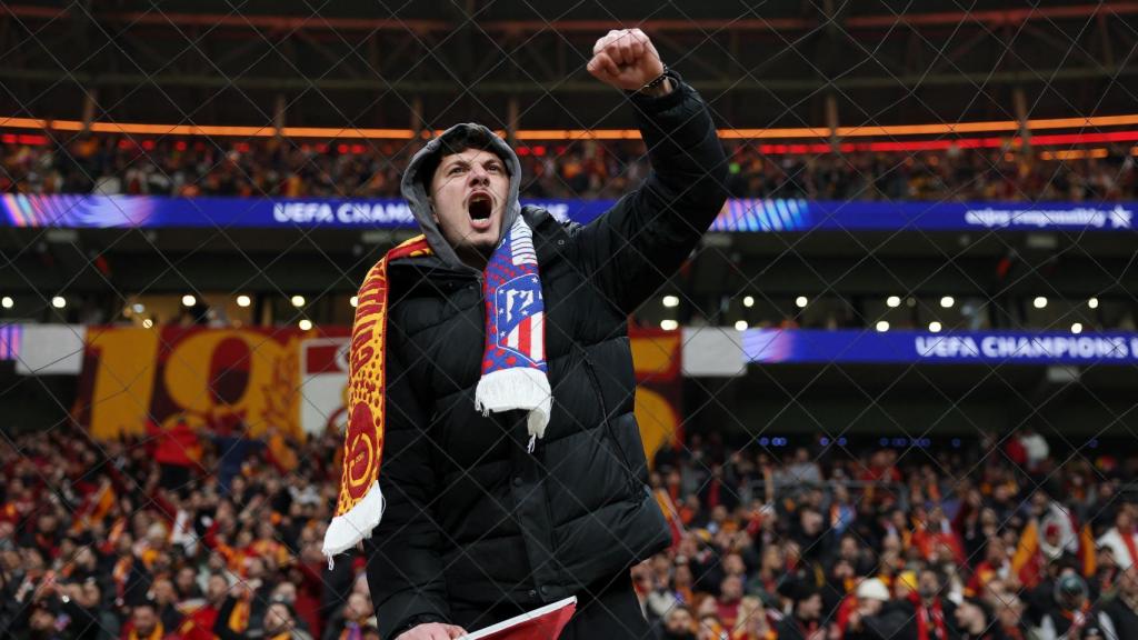 Un aficionado del Galatasaray animando con fervor durante el partido ante el Atleti