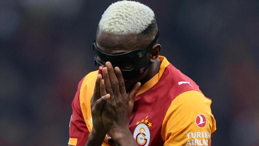 Victor Osimhen, delantero del Galatasaray, se lamenta de una ocasión fallida