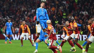 El vuelo de Griezmann para tratar de rematar de cabeza un balón contra el Galatasaray