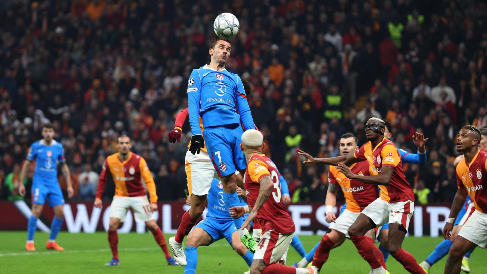 El vuelo de Griezmann para tratar de rematar de cabeza un balón contra el Galatasaray