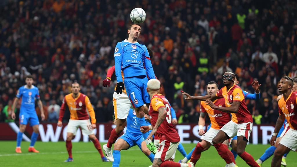 El vuelo de Griezmann para tratar de rematar de cabeza un balón contra el Galatasaray