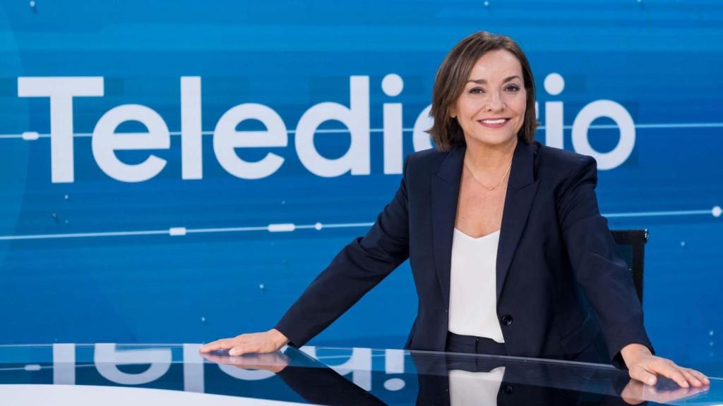 Pepa Bueno en el plató del 'Telediario' en una imagen de archivo.