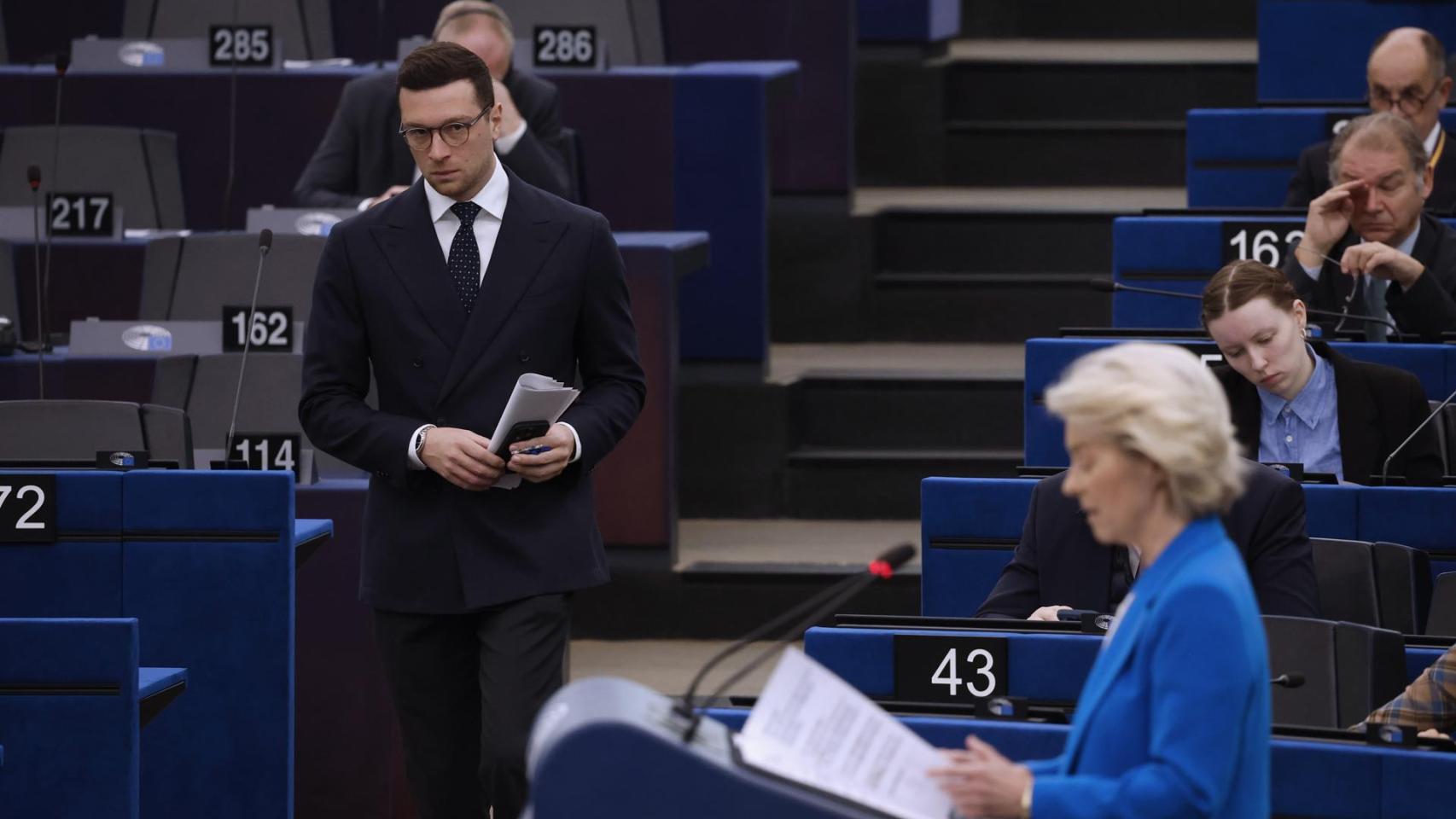 Jordan Bardella, líder de Patriotas por Europa, el grupo de Vox, ante Ursula von der Leyen en el Parlamento Europeo