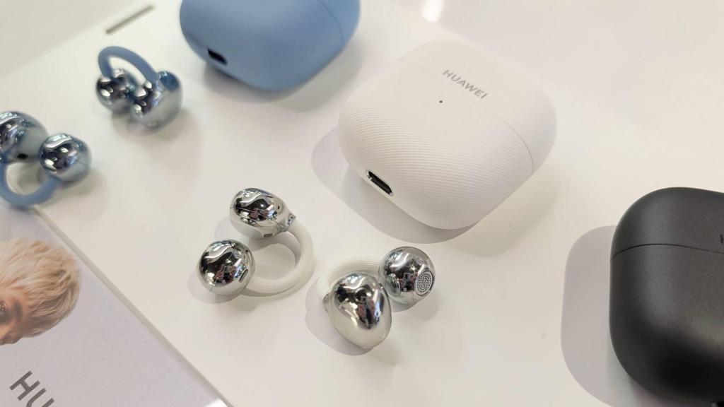 Los Huawei FreeClip 2 en blanco.