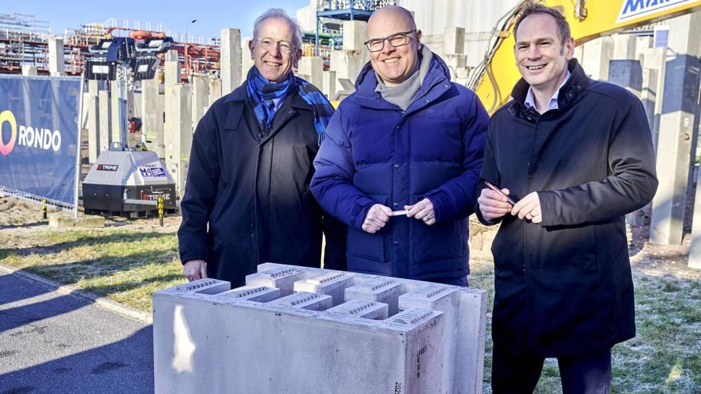 Representantes de Covestro con un ladrillo térmico.