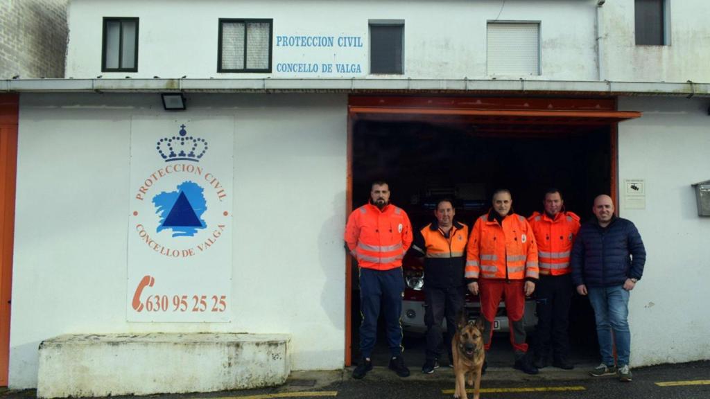 Los tres miembros de Protección Civil de Valga (Pontevedra) que, en otoño de 2024, se desplazaron a la Comunidad Valenciana para colaborar en las tareas de ayuda y rescate tras la Dana, junto a compañeros de la agrupación.