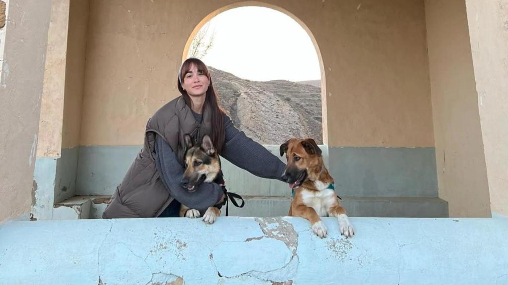 Aitana posando con sus dos perras: Sopa y Oliva