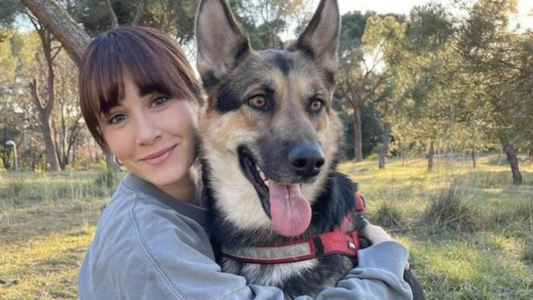 Aitana abrazando a su perrita Sopa.