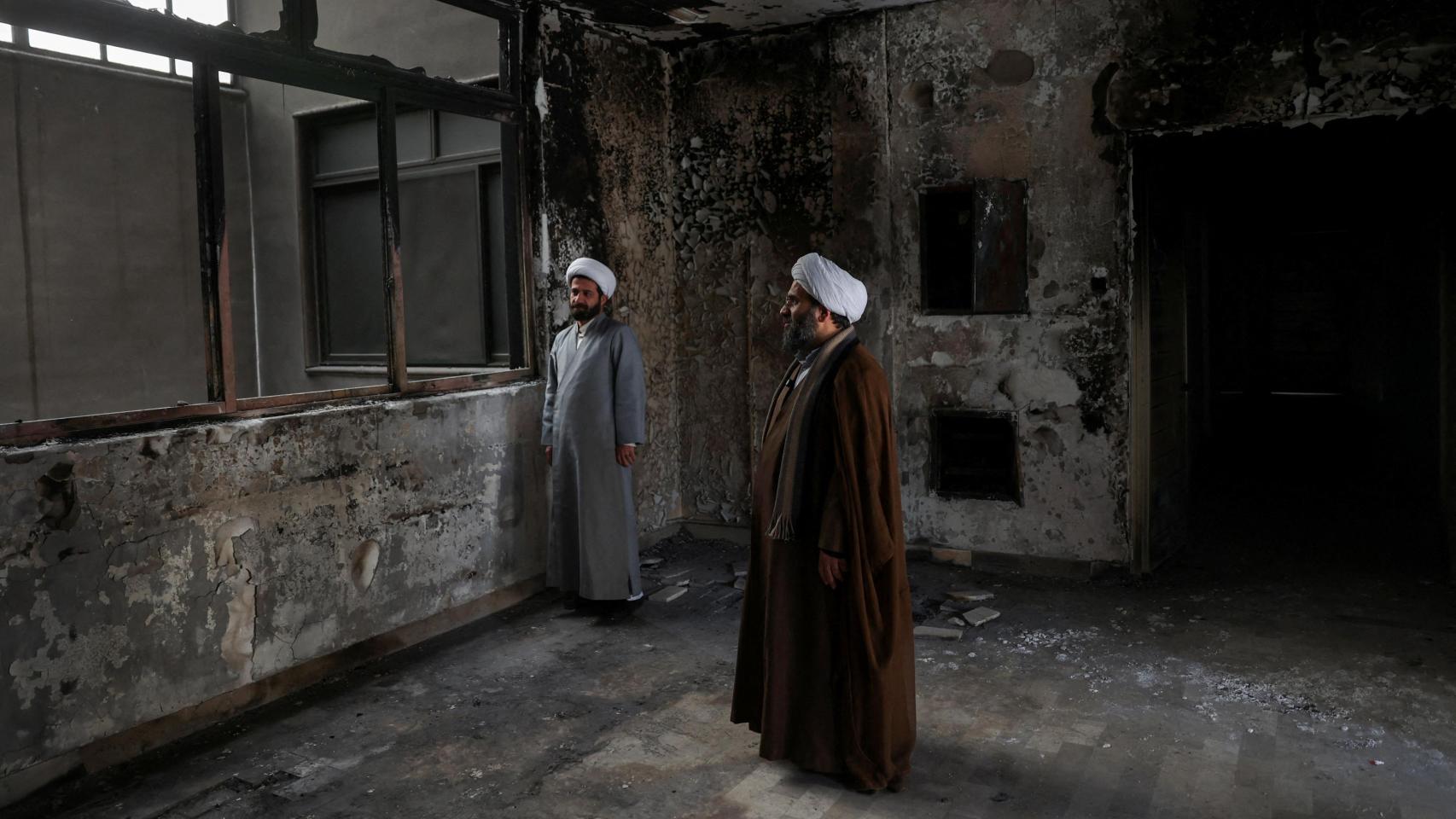 Clérigos iraníes en un seminario islámico en Teherán incendiado durante las protestas.