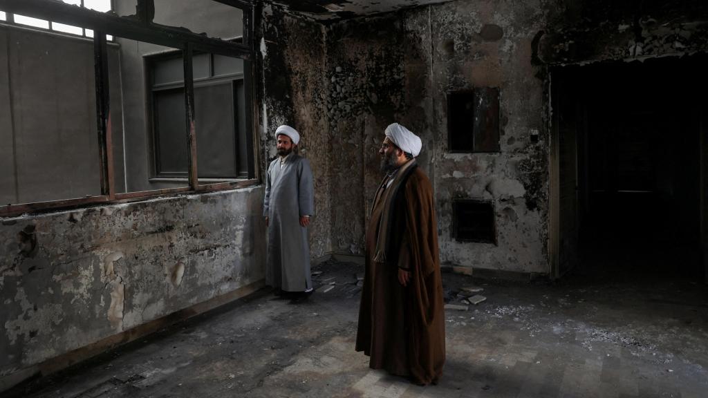 Clérigos iraníes en un seminario islámico en Teherán incendiado durante las protestas.