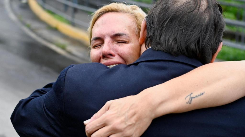 Mariana Gonzalez abraza a su abogado Jose Vicente Haro tras saber que se va a liberar a su marido Rafael Tudares.