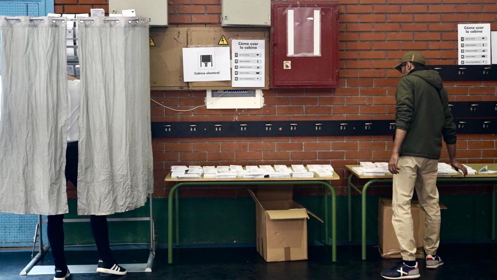 Un hombre vota en unas elecciones en Valladolid