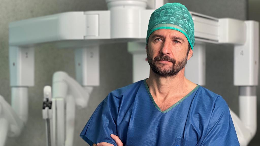 El doctor Sánchez Encinas con el nuevo Da Vinci 5.