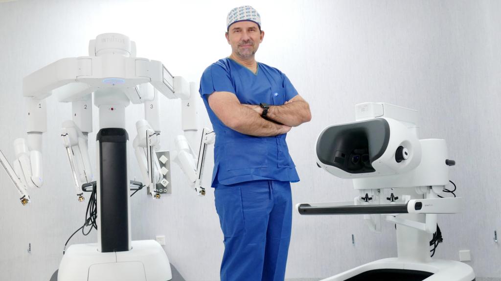 El doctor Moradiellos con el nuevo Da Vinci 5.