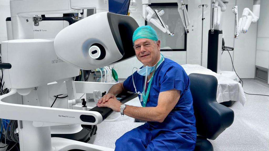 El docto García Olmo con el nuevo Da Vinci 5.